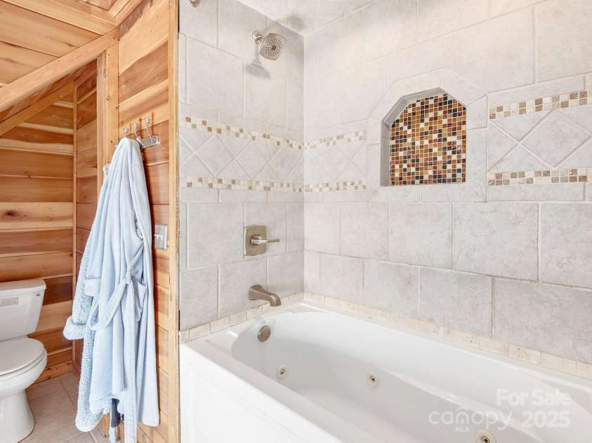 21 Carolina Sunset Pass, Asheville, NC 28804.  MLS# CAR4238184, YatesRealty ID 7854. Shower in primary bathroom