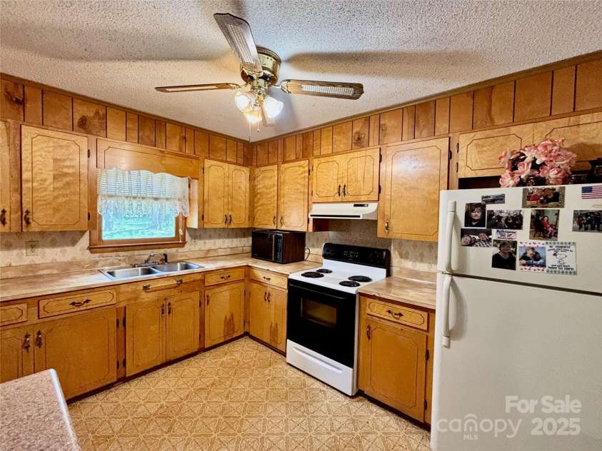 138 Friendship Drive, Ellenboro, NC 28040.  MLS# CAR4243904, YatesRealty ID 7855. 