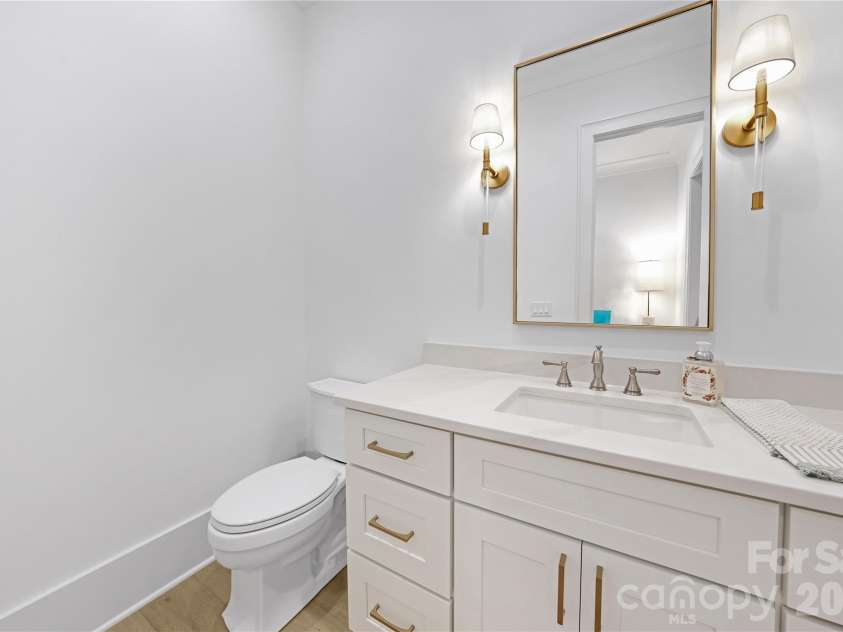5034 Gilchrist Road, Charlotte, NC 28211.  MLS# CAR4244515, YatesRealty ID 7860. Powder Room for Representation
