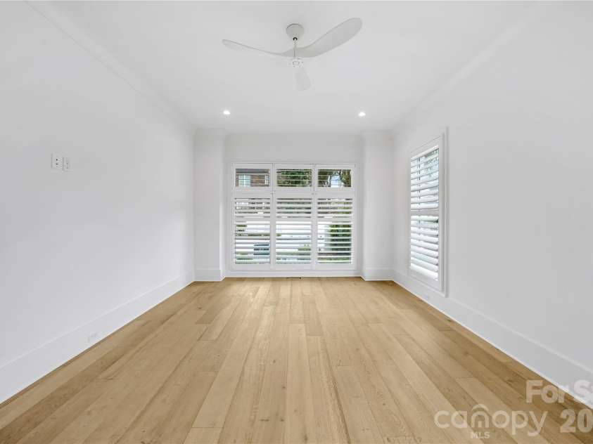 5034 Gilchrist Road, Charlotte, NC 28211.  MLS# CAR4244515, YatesRealty ID 7860. Primary Bedroom on Main for Representation
