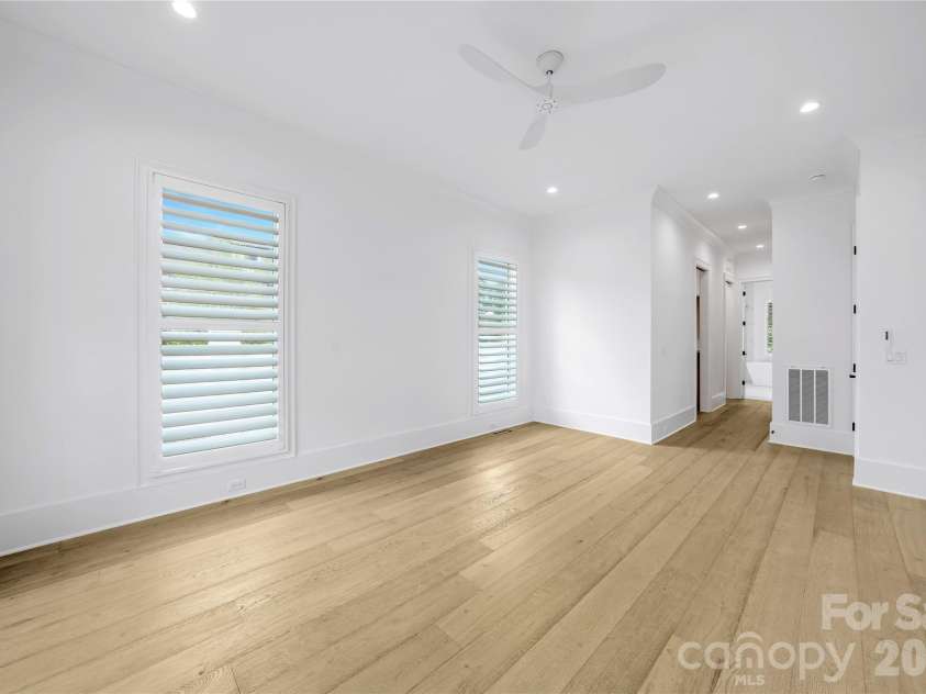 5034 Gilchrist Road, Charlotte, NC 28211.  MLS# CAR4244515, YatesRealty ID 7860. Primary Bedroom on Main for Representation