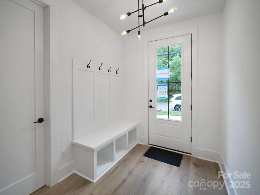 2508 Park Rose Lane, Charlotte, NC 28204.  MLS# CAR4241360, YatesRealty ID 7861. Entry/Drop Zone