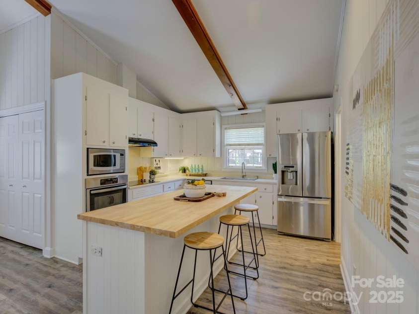5601 Londonderry Road, Charlotte, NC 28210.  MLS# CAR4247091, YatesRealty ID 7862. Welcome to 5601 Londonderry Road
