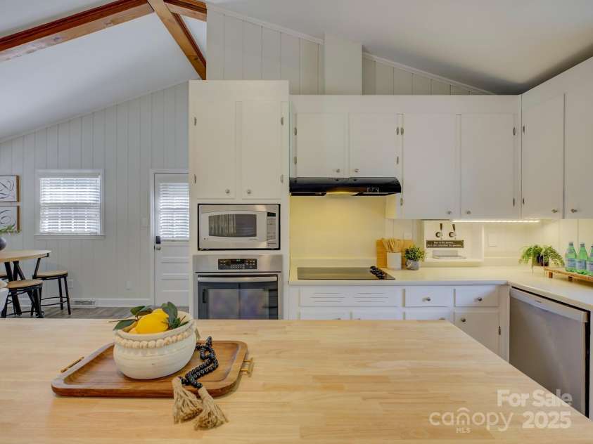 5601 Londonderry Road, Charlotte, NC 28210.  MLS# CAR4247091, YatesRealty ID 7862. Welcome to 5601 Londonderry Road
