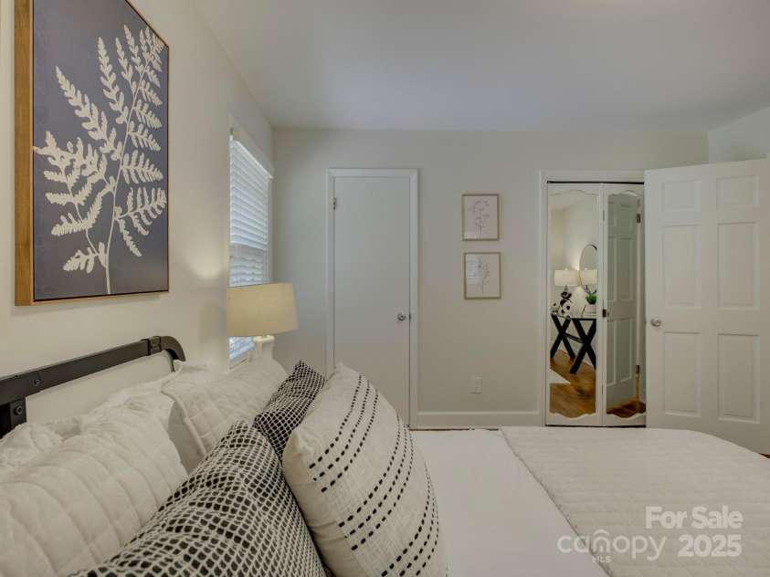 5601 Londonderry Road, Charlotte, NC 28210.  MLS# CAR4247091, YatesRealty ID 7862. Welcome to 5601 Londonderry Road