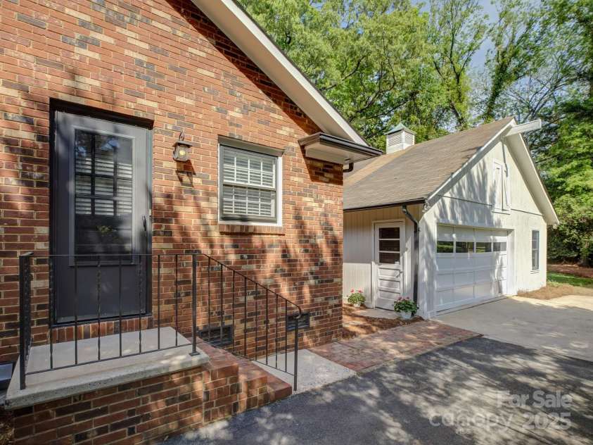 5601 Londonderry Road, Charlotte, NC 28210.  MLS# CAR4247091, YatesRealty ID 7862. Welcome to 5601 Londonderry Road