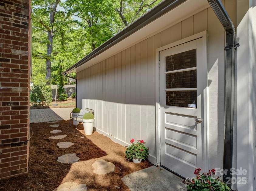5601 Londonderry Road, Charlotte, NC 28210.  MLS# CAR4247091, YatesRealty ID 7862. Welcome to 5601 Londonderry Road