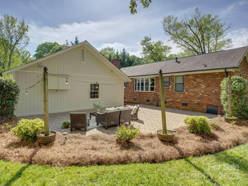 5601 Londonderry Road, Charlotte, NC 28210.  MLS# CAR4247091, YatesRealty ID 7862. Welcome to 5601 Londonderry Road