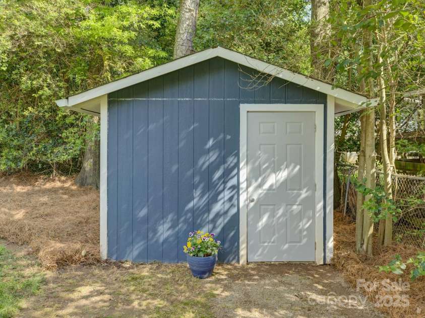 5601 Londonderry Road, Charlotte, NC 28210.  MLS# CAR4247091, YatesRealty ID 7862. Welcome to 5601 Londonderry Road