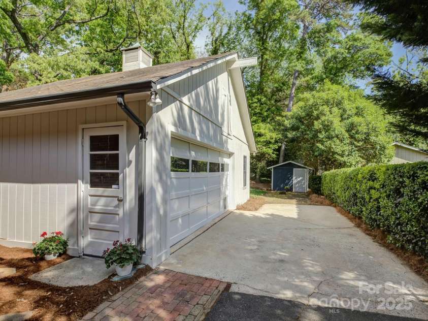 5601 Londonderry Road, Charlotte, NC 28210.  MLS# CAR4247091, YatesRealty ID 7862. Welcome to 5601 Londonderry Road