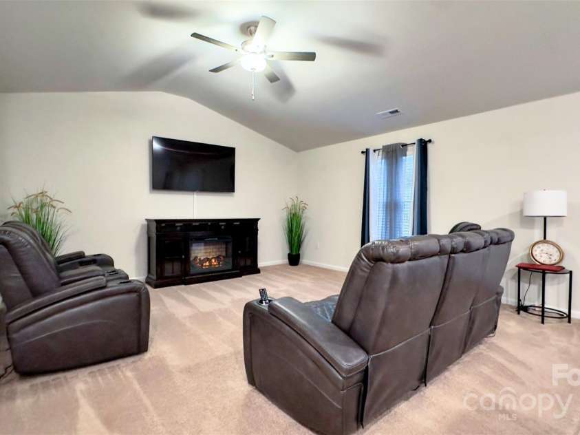 1401 Nia Road, Charlotte, NC 28215.  MLS# CAR4210174, YatesRealty ID 7864. 