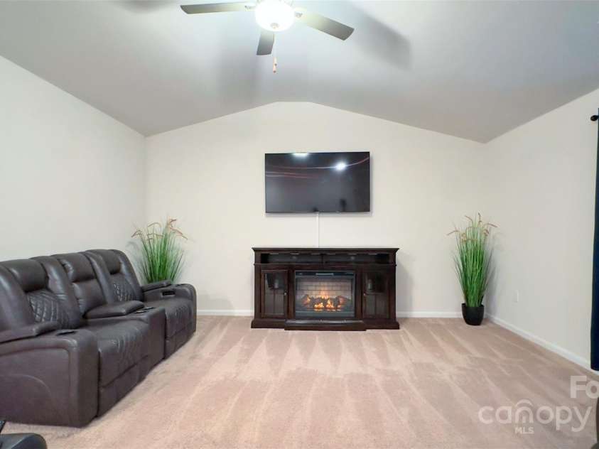 1401 Nia Road, Charlotte, NC 28215.  MLS# CAR4210174, YatesRealty ID 7864. 