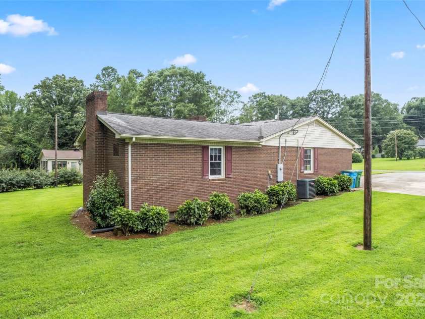 320 Forest Park Drive, Denton, NC 27239.  MLS# CAR4292662, YatesRealty ID 7866. 