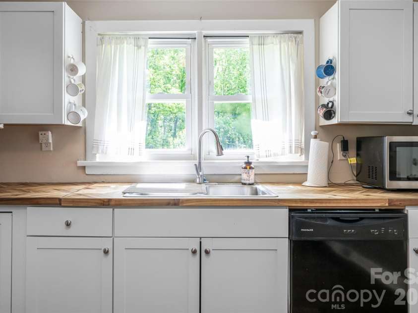 345 Lower Grassy Branch Road, Asheville, NC 28805.  MLS# CAR4364075, YatesRealty ID 7867. Kitchen
