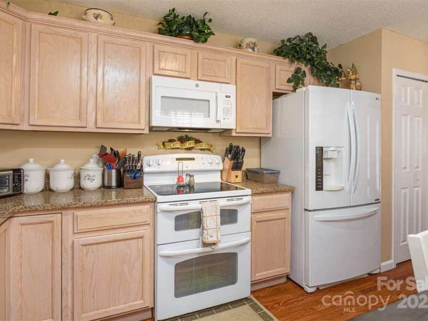 96 Grist Mill Drive, Hendersonville, NC 28739.  MLS# CAR4243943, YatesRealty ID 7869. 