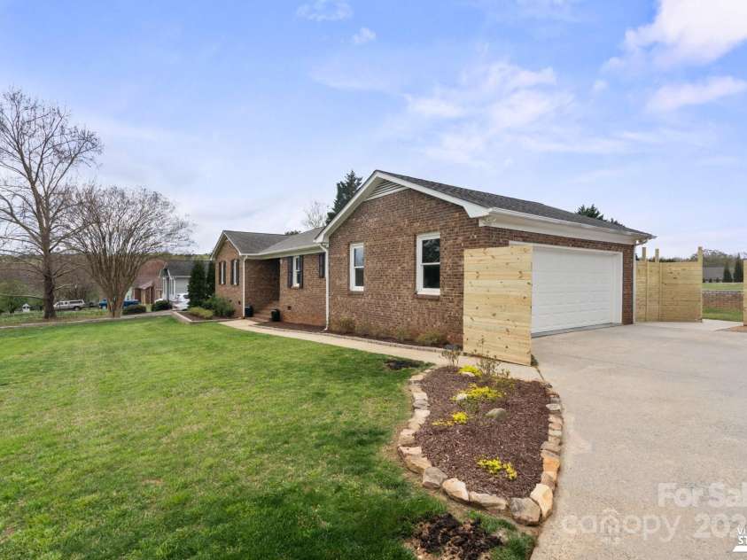 5119 Blackberry Lane, Matthews, NC 28104.  MLS# CAR4240409, YatesRealty ID 7870. 