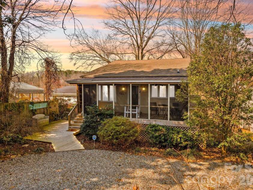 1331 Hickory Point Drive, Lexington, NC 27292.  MLS# CAR4355621, YatesRealty ID 7871. 