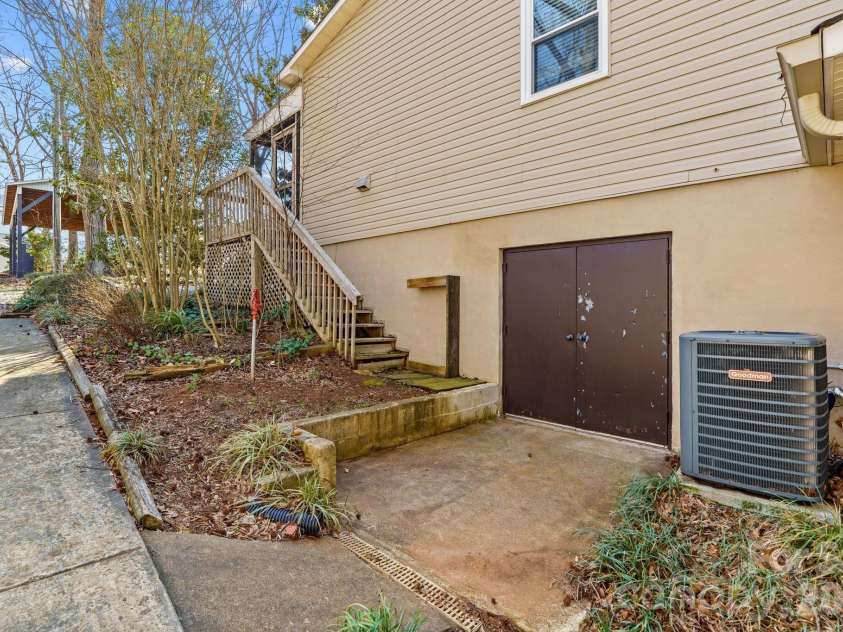 1331 Hickory Point Drive, Lexington, NC 27292.  MLS# CAR4355621, YatesRealty ID 7871. 