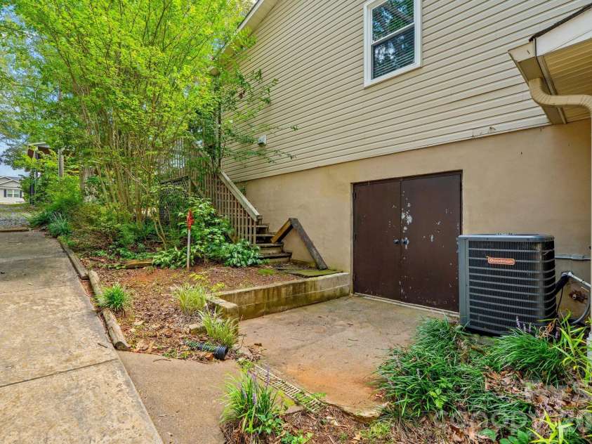 1331 Hickory Point Drive, Lexington, NC 27292.  MLS# CAR4355621, YatesRealty ID 7871. 