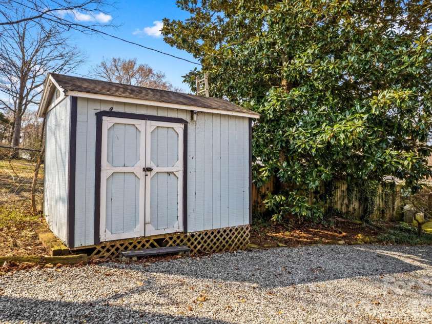 1331 Hickory Point Drive, Lexington, NC 27292.  MLS# CAR4355621, YatesRealty ID 7871. 
