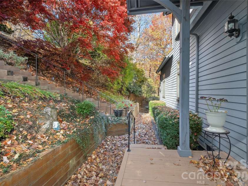 33 Great Aspen Way, Black Mountain, NC 28711.  MLS# CAR4321189, YatesRealty ID 7875. 
