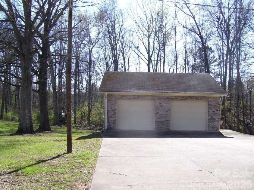 2402 Brantley Road, Kannapolis, NC 28083.  MLS# CAR4359630, YatesRealty ID 7877. 