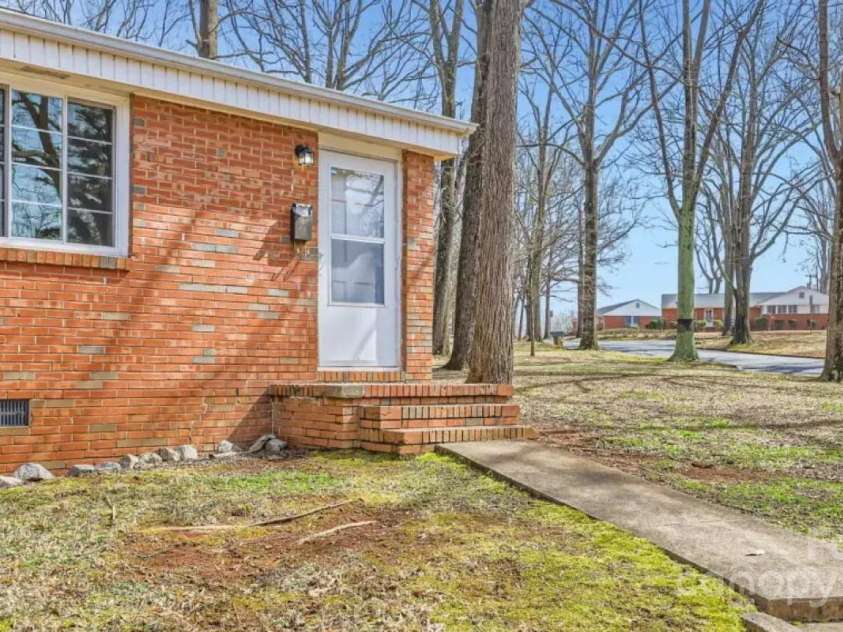 3210 Marlborough Road, Charlotte, NC 28208.  MLS# CAR4322813, YatesRealty ID 788. Entryway