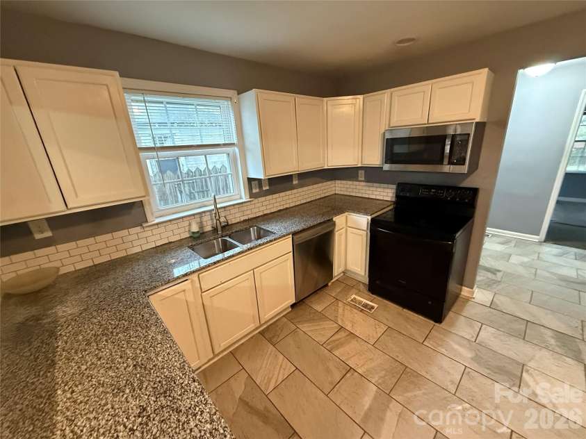 517 Spruce Street, Rock Hill, SC 29730.  MLS# CAR4364292, YatesRealty ID 7885. 