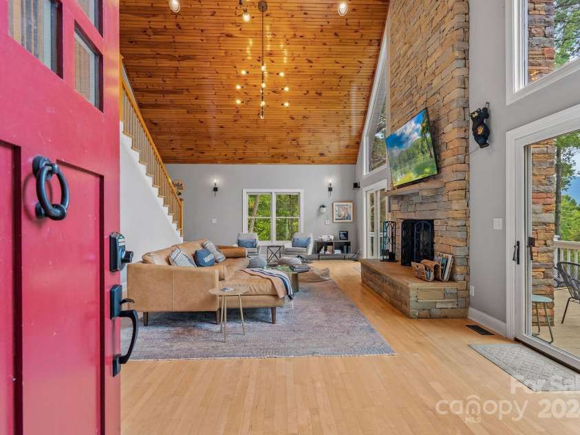 320 Woodland Drive, Swannanoa, NC 28778.  MLS# CAR4199567, YatesRealty ID 7886. 