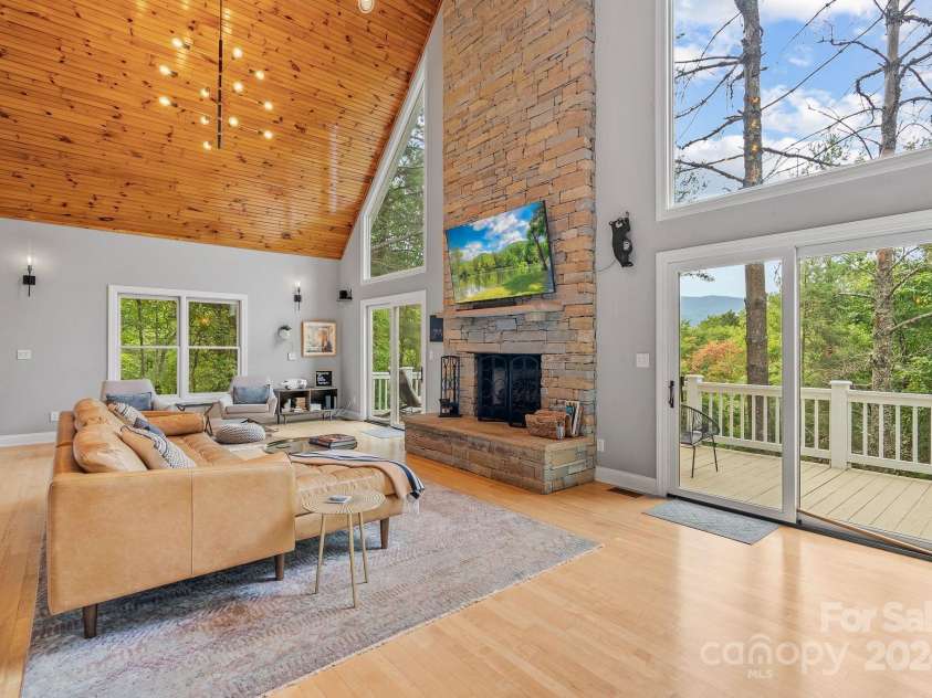 320 Woodland Drive, Swannanoa, NC 28778.  MLS# CAR4199567, YatesRealty ID 7886. 