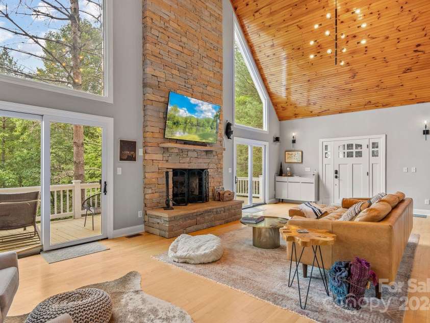 320 Woodland Drive, Swannanoa, NC 28778.  MLS# CAR4199567, YatesRealty ID 7886. 