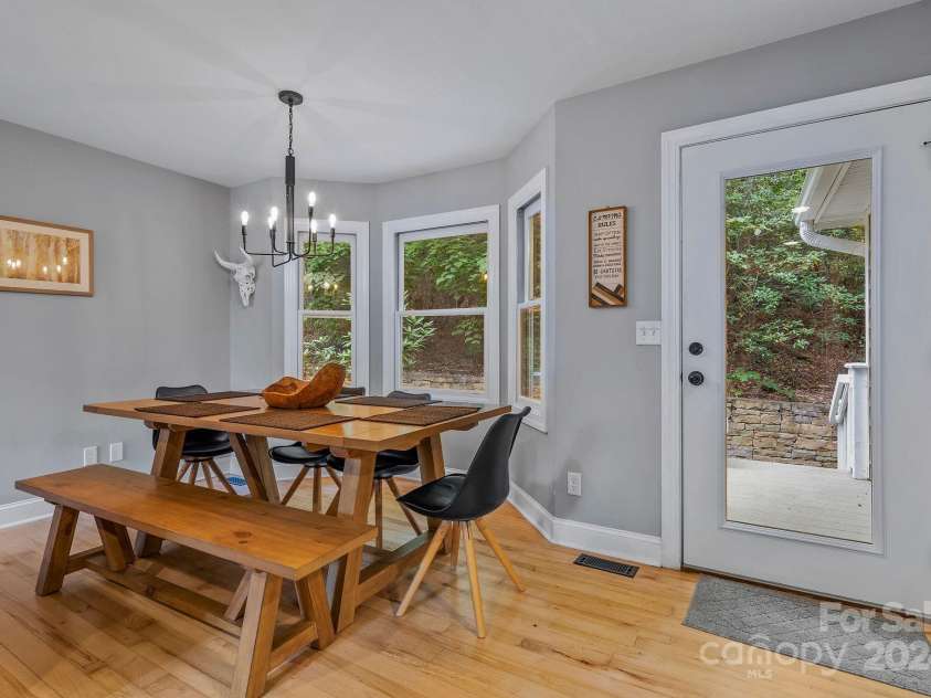 320 Woodland Drive, Swannanoa, NC 28778.  MLS# CAR4199567, YatesRealty ID 7886. 