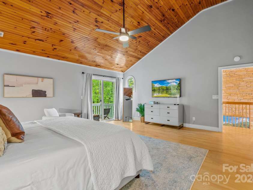 320 Woodland Drive, Swannanoa, NC 28778.  MLS# CAR4199567, YatesRealty ID 7886. 