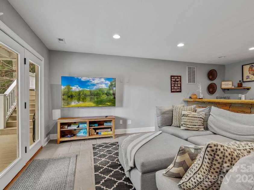 320 Woodland Drive, Swannanoa, NC 28778.  MLS# CAR4199567, YatesRealty ID 7886. 