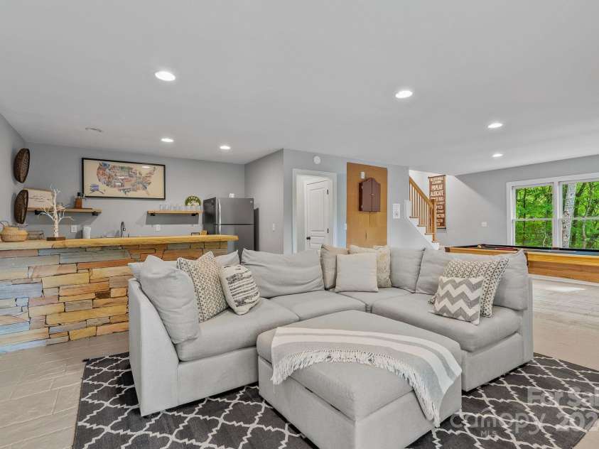 320 Woodland Drive, Swannanoa, NC 28778.  MLS# CAR4199567, YatesRealty ID 7886. 