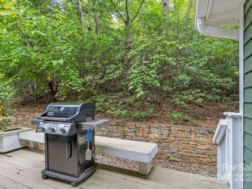 320 Woodland Drive, Swannanoa, NC 28778.  MLS# CAR4199567, YatesRealty ID 7886. 