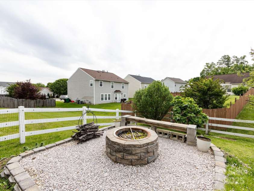 2316 Highland Park Drive, Charlotte, NC 28269.  MLS# CAR4245292, YatesRealty ID 7887. 