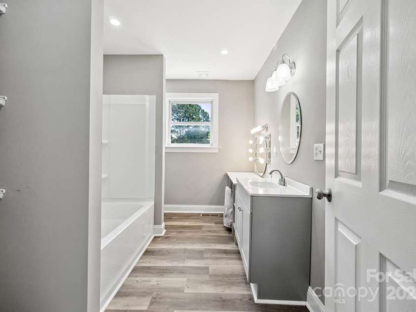 2120 Old Salisbury Concord Road, Concord, NC 28025.  MLS# CAR4149928, YatesRealty ID 7889. Bath