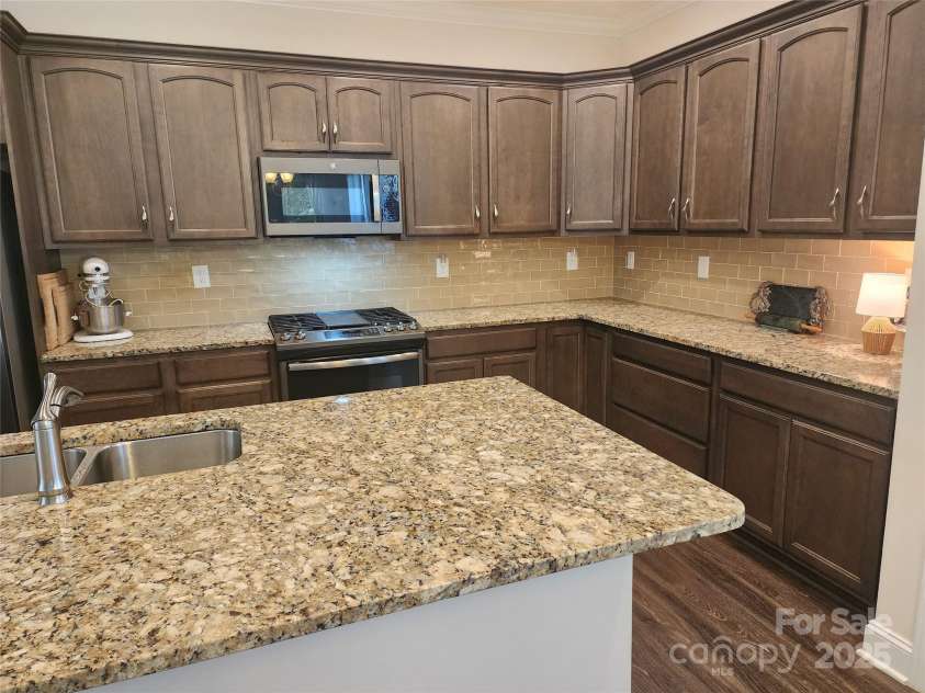 184 Flat Rock Drive, Denver, NC 28037.  MLS# CAR4220616, YatesRealty ID 7892. Lots of space & a large island