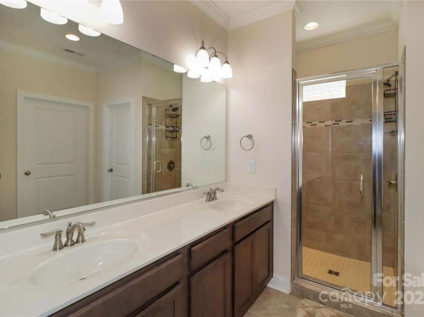 184 Flat Rock Drive, Denver, NC 28037.  MLS# CAR4220616, YatesRealty ID 7892. Primary bath