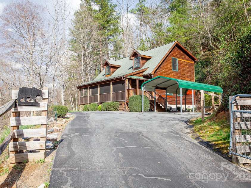 415 Skyview Road, Whittier, NC 28789.  MLS# CAR4247041, YatesRealty ID 7896. 