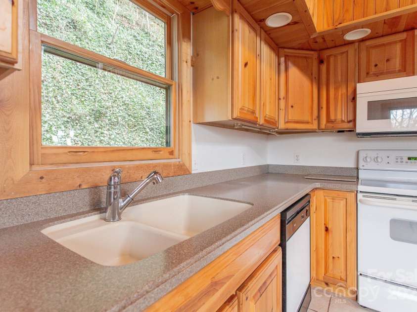 415 Skyview Road, Whittier, NC 28789.  MLS# CAR4247041, YatesRealty ID 7896. 