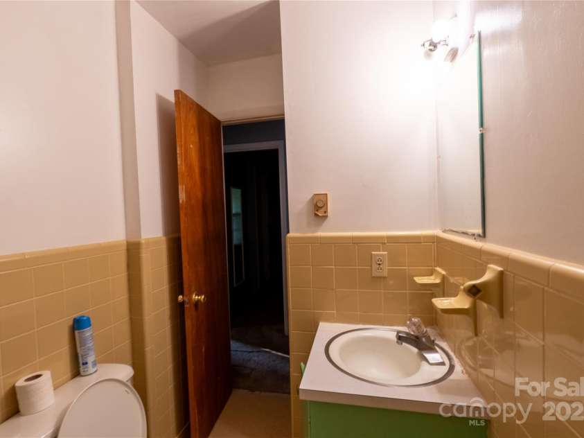 3581 Thompson Street, Newton, NC 28658.  MLS# CAR4219105, YatesRealty ID 790. Full bathroom