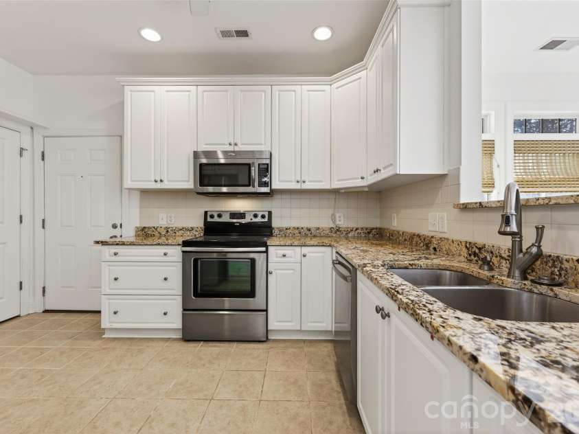 2803 Bellasera Way, Matthews, NC 28105.  MLS# CAR4363385, YatesRealty ID 7903. 