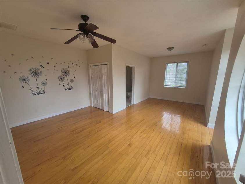 318 Vance Gap Road, Asheville, NC 28804.  MLS# CAR4231687, YatesRealty ID 7903. Upstairs br