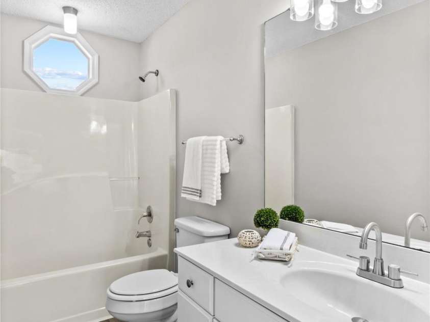 1807 Sugar Hollow Drive, Charlotte, NC 28214.  MLS# CAR4247073, YatesRealty ID 7904. Full Bathroom 2