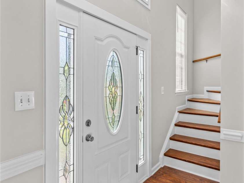 1807 Sugar Hollow Drive, Charlotte, NC 28214.  MLS# CAR4247073, YatesRealty ID 7904. Grand Foye