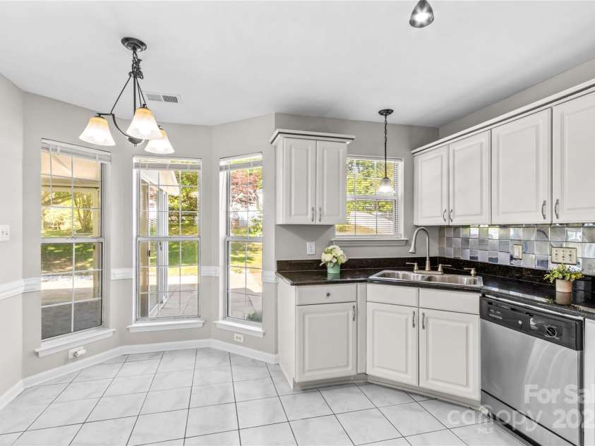 1807 Sugar Hollow Drive, Charlotte, NC 28214.  MLS# CAR4247073, YatesRealty ID 7904. Kitchen eat in area