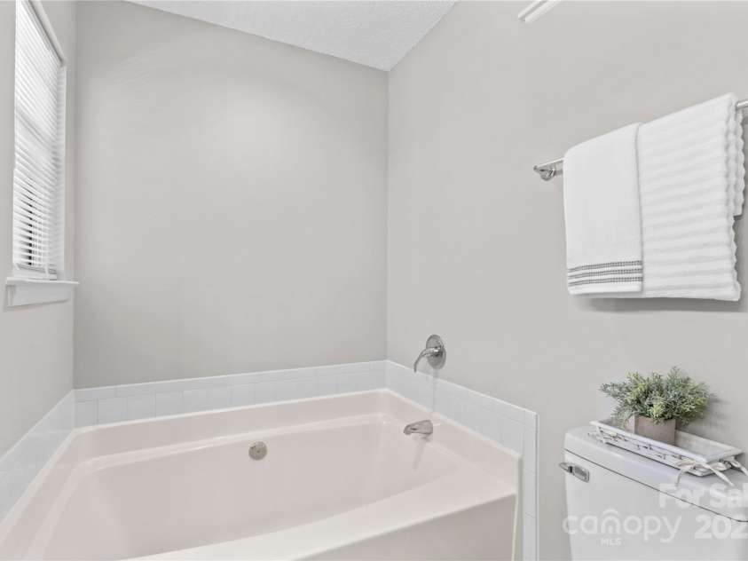 1807 Sugar Hollow Drive, Charlotte, NC 28214.  MLS# CAR4247073, YatesRealty ID 7904. Master Bathroom Garden Tub