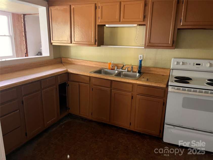 1147 Old Linville Road, Marion, NC 28752.  MLS# CAR4316908, YatesRealty ID 7905. 